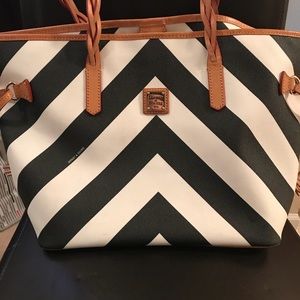 ⭐️LARGE DOONEY AND BOURKE PURSE⭐️